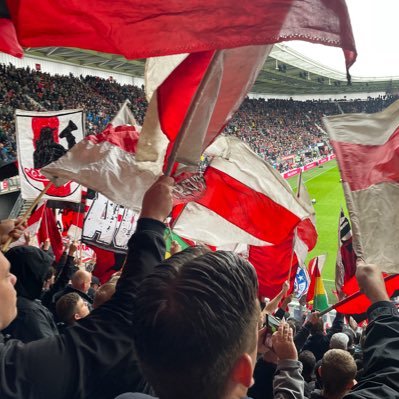 Kijkt veel voetbal. Vooral naar Ajax (SCC NL / EU). ✘✘✘