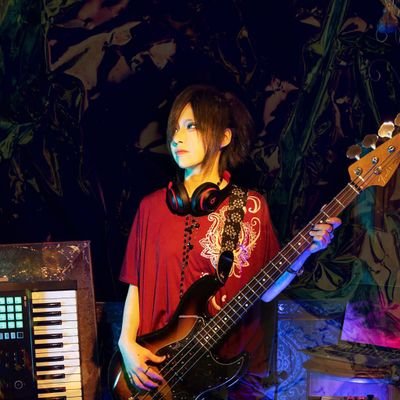 暁月梓媛 - Shion Akatsuki -                       Keyboard、Bassist、Composerとして、 皆様の目に止まるような音楽・世界を創り上げていきます。