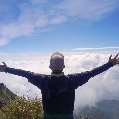 Masih labil, kadang filosofis, kadang puitis, kadang rindu, kadang suka tiba² sayang. Ig : https://t.co/JdqdzVUW3C