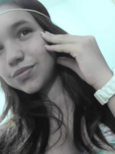 Uma menina  q sab falar ,q naum tem medo di falar nda mais q a verdade , q é apaixonada i apaixona ...Namorando tah gente .. Lucas Rafael Pereira de Lima