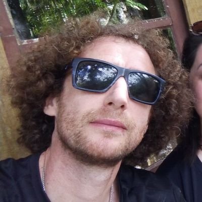 Meio louco por Pearl Jam, meu colorado, meu filho e minha família.