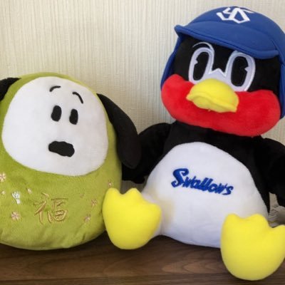 いつもマツダスタジアムでswallowsを応燕しているおばちゃん📣 子ども期は鯉党 髙津投手 伊藤投手 古田捕手の頃からじわっと🐧党に☺️年2回程度は神宮へ💚#22 #33 #18 #20 #2896 でも結局箱推し 家族に「そうま」がいるため内山選手の応援多め📣