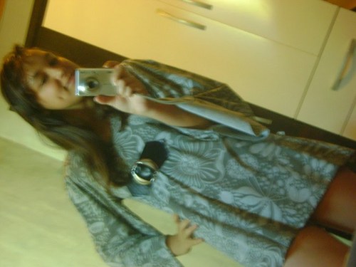 15 aninhoos , estudante , santista , simpática , divertida . adoroo ler , sair com meus amigos ....