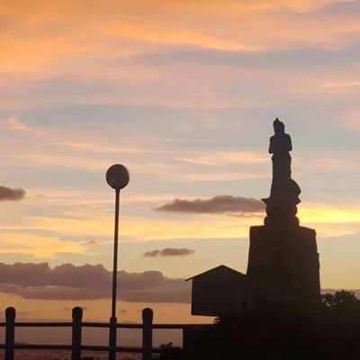 横浜町を朝陽と夕陽で盛り上げようとグループを作りました。青森県上北郡横浜町は海岸線が綺麗で映画やドラマの撮影場所として良く使われたそうです。むつ湾の海岸線に沈む夕陽は春夏秋冬を通して絶景です。町民も知らないような皆さんが知っている映えスポットを投稿して下さい。