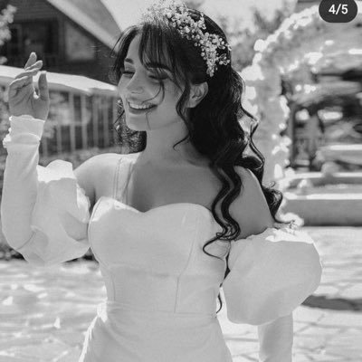 خل يدينيّ في يدينك ونتعاهد في هوانا ما تغيرنا اللياليّ والظروف المسَتحيله💛🥺