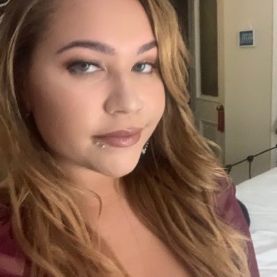 Legally Blind. Streamer. Influencer. Pianist. Singer. YouTube Creator. I Post Things.  ✨