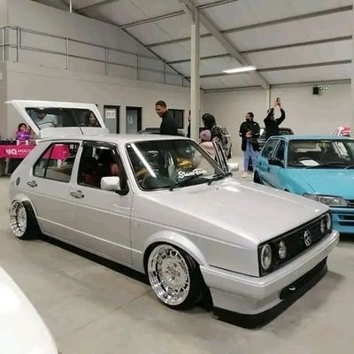 nice cars and beautiful woman.
oh I retweet porn alot,I love it...