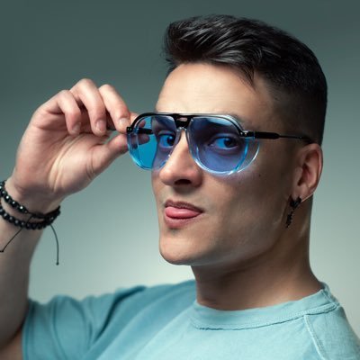 🎙#MUSICÓN y #BUENAVIBRA #Podcast @loca_urbanfm +100k oyentes x dia #GRACIAS 💙 DJ @kumarahclub🐘 @amnesiaibiza #Espuma 🧼 BOOKING 📩 fernando@locafm.com