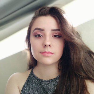 Affiliée Twitch, Julie Decker-Duck sur #FailyV, piètre joueuse de jeux vidéos que vous retrouverez en live du lundi au dimanche