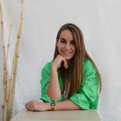 Me paso por aquí porqué la vida, a veces, me pesa.
Más polifacética que una barbie. Investigadora predoctoral 📚 |FPU| @UV_EG