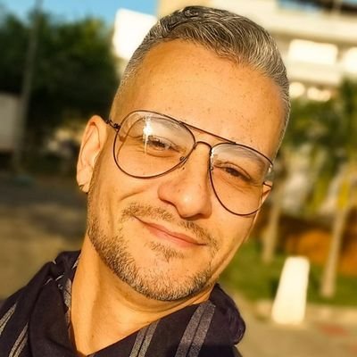 Cara,maduro e inteligente o suficiente pra acreditar que o amor ainda é a única saída, Geminiano e doído!Porque ser normal deve ser uma chatice...