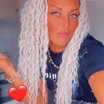 lindseywilesx's profile picture. am just me 🤷‍♀️👀😘