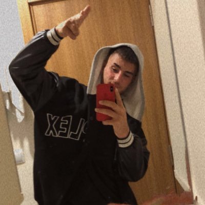 mir_celadet's profile picture. Asıl marifet buluttaydı ama herkes yağmura şiir yazdı.