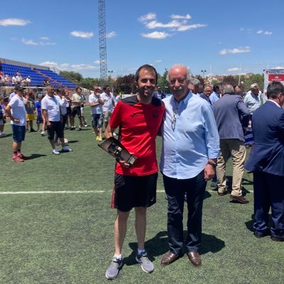 Entrenador Nacional de Fútbol. Experiencias en CF TrivalValderas, EF Concepción y CD Leganés. Magisterio Educación Física.