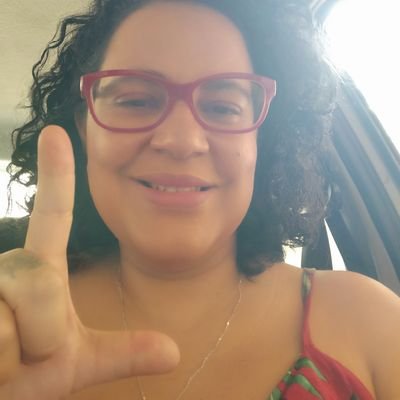 Professora de Artes Visuais. Defensora dos direitos Humanos, Indígenas e dos animais. Antirascista e Antifascista.
