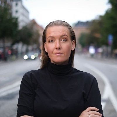 Opinionsbildare och reformist. Demokratisk socialist. Arg på mycket men glad för mer. Skriver, dricker bubbel, går på fotboll & tar alldeles för många selfies.