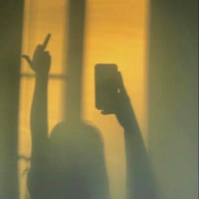 betweenlapages's profile picture. 