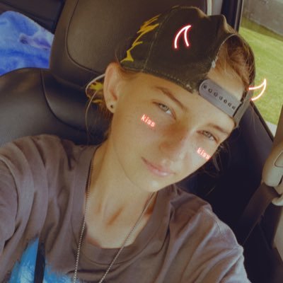 HI I'm Riley, I'm the tiktok lead for Hannahphillps... I love band skateboarding and also dream and the rest of the team are my https://t.co/OShgL19a5d Non-binary