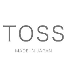 2019年にスタートした国産シューズブランド『TOSS』。企画・製造は東京・北千住のシブヤ製靴が行なっています。ただ売れているデザインを模造するのではなく、徹底したマーケティングや本当のカスタマーの声を聞き、その声を反映してデザインや機能を考えています。この考えはシブヤ製靴に受け継がれてきた歴史です。