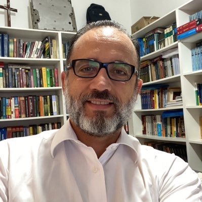 Professor Universitário, Advogado, Licenciado em Letras Português / Inglês. Mestre e Doutor em Educação.
