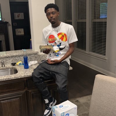 I’m from a place where killers nd drug dealers are glorified CMV. New to twitter 🥶💙💙 IG mr.cmv_himself