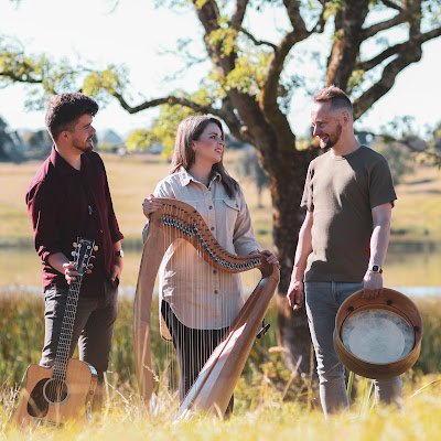 Music and song from the heart of County Clare.
Seán Lyons // Aisling Lyons // Dermot Sheedy