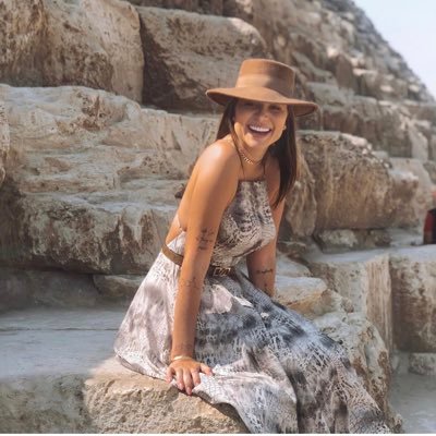 I would describe myself as an honest, affectionate, caring, social, active and friendly person that enjoys life and all it has to offer... I like to travel,