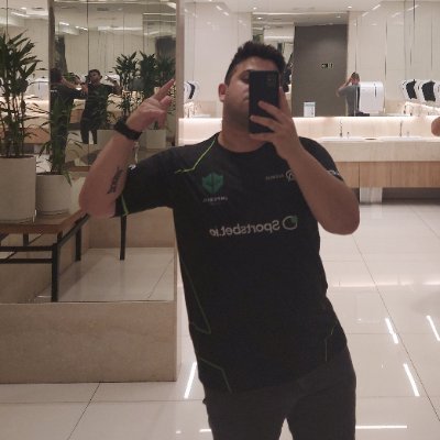 Gremista, comunista de iPhone, viciado em latão de amstel e jogo do bixo