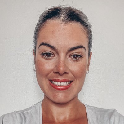 Derrière cette entreprise, it’s me Laurie 31 ans. Passionnée par le digital, je suis spécialisée en community management et j’ai décidée de me lancer 🚀