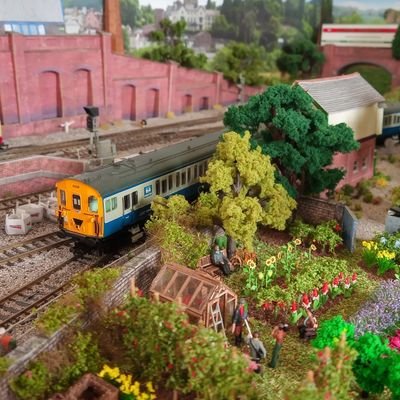 just bumbling along completing Elstead Park, 80/90 NSE layout.Also posting pics/vids of Broombank, The larger layout up in the loft.