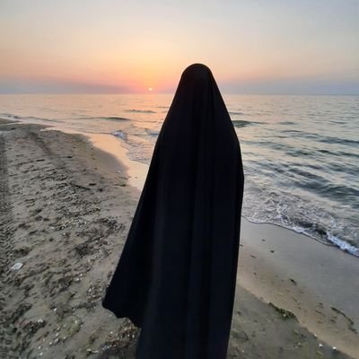 اسمم شبنمه، خونواده شبک صدام میزنن و خب منم خیلی این اسم رو دوست دارم🥰