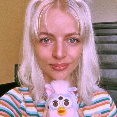 Thefurbyqueen_'s profile picture. Bees?