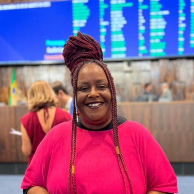 A deputada estadual que mais aprovou leis entre as mandatas negras do Brasil. Feminista negra, favelada, cientista social, pastora e cria do Borel 🙅🏿‍♀️✊🏿