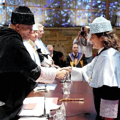 Maestra de Primaria. Doctora de la Universidad de Córdoba. Máster en Cultura de Paz, Conflictos, Educación y Derechos Humanos. Cantante en mis ratos libres