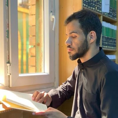 ويصيحُ ناقمهم أُهينت رموزُنا وأقول هم رجزٌ بغاة مناكرُ