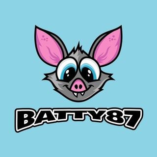 Canadian artist that loves glitter & resin. And bats & kitties too! :D