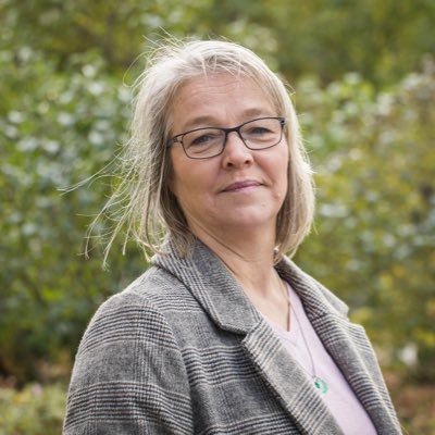 Centerpartiets jämställdhetspolitiska talesperson. Riksdagsledamot, Örebro län. Från Nora. Skogskonsulent till yrket.