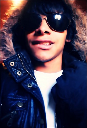 Wesley, sp ,18 anos , leonino, irônico, sarcástico, impaciente, brincalhão , sincero, desorganizado , música, chocolate, sorvete.
        I love you twitter ♥