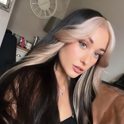 Jolieharvey's profile picture. singing, writing songs and other stuff