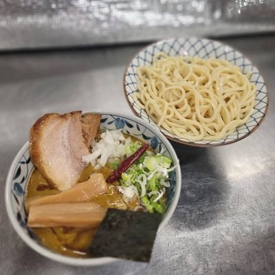 『自家製麺　福は内　新宿曙橋店』です。

当店は不定休の為、Twitterにてリアルタイムにスープ状況や営業時間をお知らせいたします。
フォロー頂ければ機会損失を防げます。