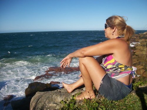 Aqui na terra ninguem é de ninguem, nada levamos.  Por isso amo a natureza, sol, lua estrelas, mar...esse é meu Deus   PQ ELE É TODO UNIVERSO..
Lealdade.