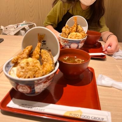 uEids34ZnRwZ81v's profile picture. お笑いをよく見る。ラジオもよく聞く。