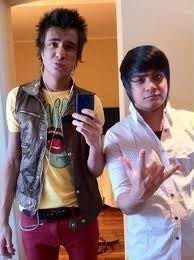 fco dedikado aos integrantes da banda restart @pelurestart e @kobarestart

donas: @_Leleh_restart e @anabelcoelho2