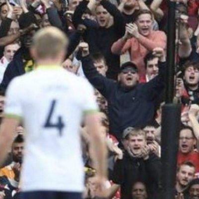 ClockEnd 🕒 block 25
French geezer 🇨🇵
plus de 100 matchs cumuler à domicile comme à l'extérieur et à travers toute l'Europe 🟥⬜️
Antifasciste 👊🏼
