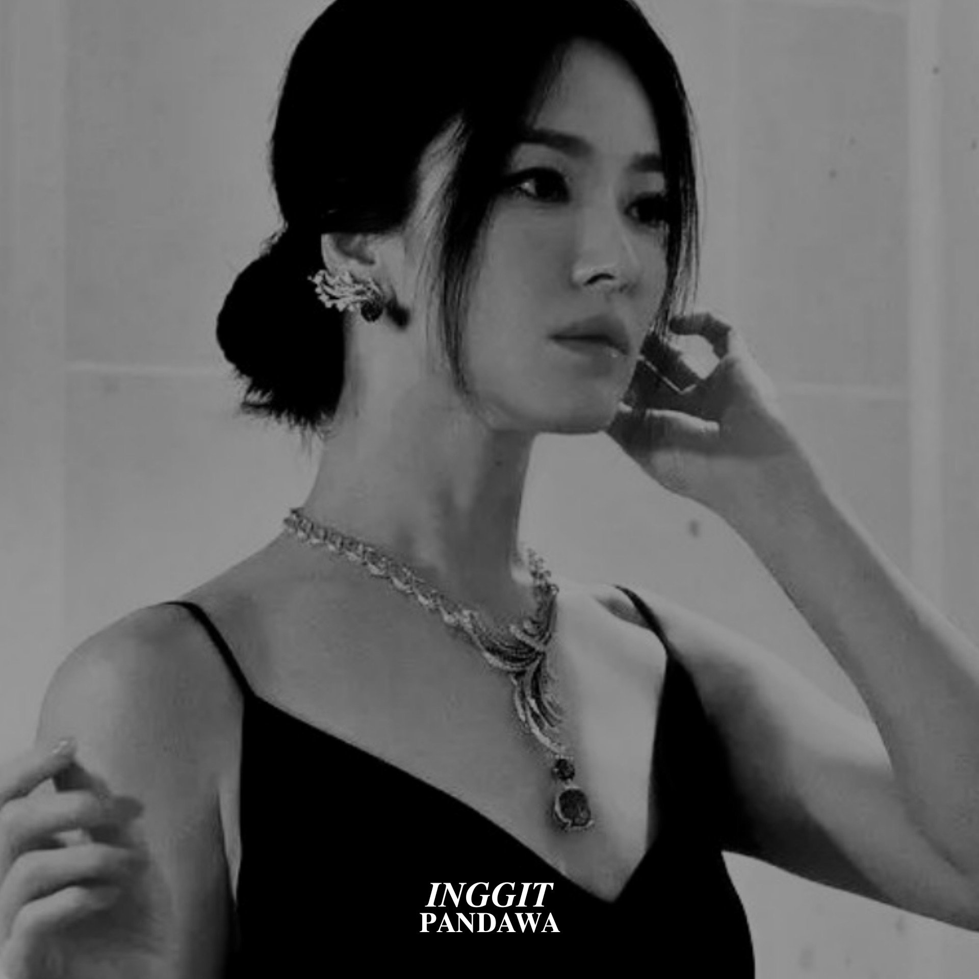 SekarHaroem's profile picture. 𝟏𝟗𝟖𝟎.    Sebab malaikat menyelimuti kantuknya dengan sabda-sabda tua. Ia, 𝘱𝘦𝘳𝘦𝘮𝘱𝘶𝘢𝘯 yang habis dimakan api, malam ini membakar diri dengan harga diri.