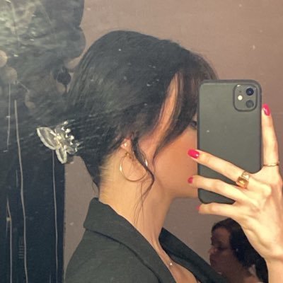 mae_vsln's profile picture. 