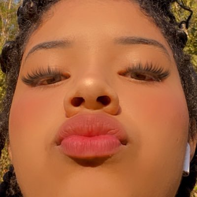 morena dos olhos claros, cheirosa, rica e gostosa. Essa é a Rihanna, eu sou só a Mari.