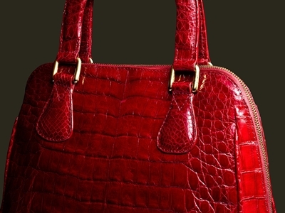 Bolsos fabricados a mano con piel de cocodrilo de gran categoría, y con la posibilidad de personalizarlos al gusto de cada uno.
