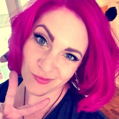 thgirlwpinkhair Profile Picture