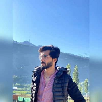 کس قدر مشکل ہے یہ زندگی
خدا نے مرنا حرام کیا ہے، لوگوں نے جینا 🖤.